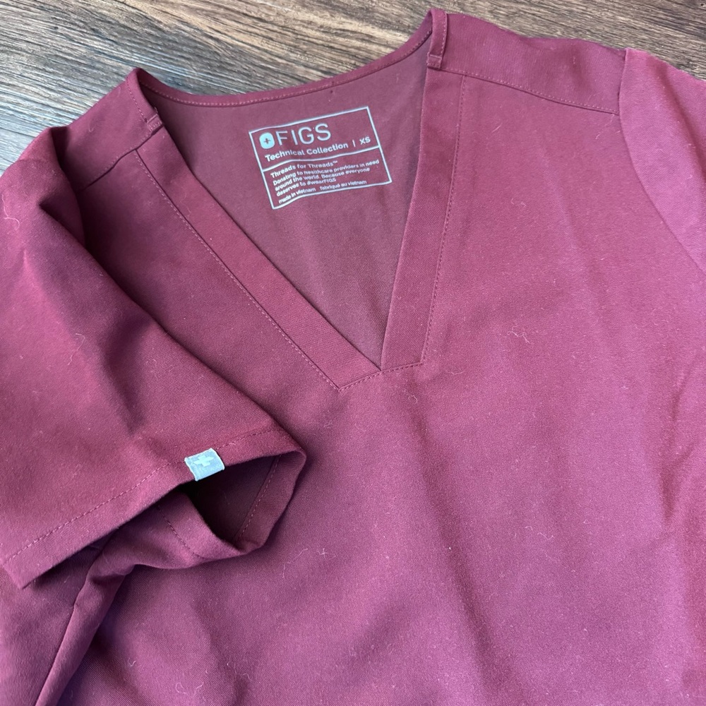 FIGS Casma Three-Pocket Scrub Top Womens Burgundy FW1100 Size XS